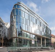 A légies formát teljes szintmagasságon átívelő üvegtáblák hangsúlyozzák A légies formát teljes szintmagasságon átívelő üvegtáblák hangsúlyozzák