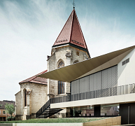 Korszakok találkozása – plébániaközpont, Sierning, Felső-Ausztria Korszakok találkozása – plébániaközpont, Sierning, Felső-Ausztria