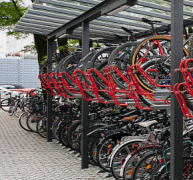 Tömeges kerékpárparkoltatás praktikus eszközökkel Tömeges kerékpárparkoltatás praktikus eszközökkel