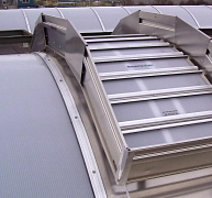 Nagy teljesítményű boltíves zsalus szellőző – egyedülálló megoldás sávos felülvilágítókhoz Nagy teljesítményű boltíves zsalus szellőző – egyedülálló megoldás sávos felülvilágítókhoz