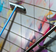 Kerámiahomlokzat, amin nem fog ki a graffiti Kerámiahomlokzat, amin nem fog ki a graffiti