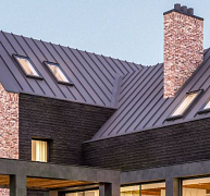 Gyors építés, hőhídmentes megoldás: csaphornyos PIR szigetelőtáblák a szarufák felett Gyors építés, hőhídmentes megoldás: csaphornyos PIR szigetelőtáblák a szarufák felett