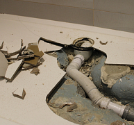 Nedvességkárok a zuhanytálcák környezetében – mi okozta a hibákat? Nedvességkárok a zuhanytálcák környezetében – mi okozta a hibákat?