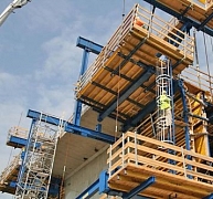 A pályatest alján rögzíthető hídszegélyzsaluzó kocsi A pályatest alján rögzíthető hídszegélyzsaluzó kocsi