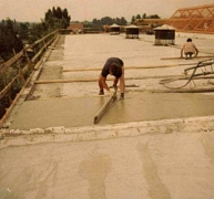 Lapostetők felújítása könnyűbetonnal Lapostetők felújítása könnyűbetonnal