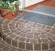 A burkolatba süllyeszthető lábtörlő a vizet is elvezeti A burkolatba süllyeszthető lábtörlő a vizet is elvezeti