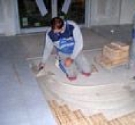 Nedvességre érzékeny faburkolatok rugalmas rögzítése Nedvességre érzékeny faburkolatok rugalmas rögzítése