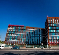 „Rozsdásodó acél” egy budapesti irodaház dísze „Rozsdásodó acél” egy budapesti irodaház dísze