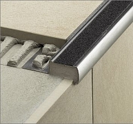 Lépcsőélvédő csúszásgátló felülettel Lépcsőélvédő csúszásgátló felülettel