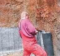 Ha meg is sérül, azonnal újra vízzáróvá válik a szigetelőlemez Ha meg is sérül, azonnal újra vízzáróvá válik a szigetelőlemez