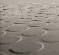 Tartós, esztétikus és egyedi padlóburkolatok kaucsukból Tartós, esztétikus és egyedi padlóburkolatok kaucsukból