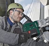 Az akkumulátoros magfúrót permanens mágnes rögzíti Az akkumulátoros magfúrót permanens mágnes rögzíti