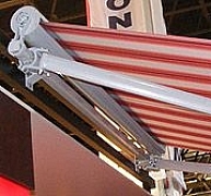 Egyszerűen kezelhető tokozott napellenző Egyszerűen kezelhető tokozott napellenző