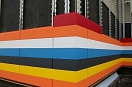 Hotel Berlin Airport: extravagáns épület színekbe burkolva