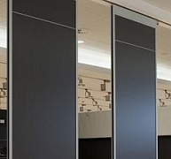 Az elegáns válaszfalpanelek csak felső rögzítést igényelnek Az elegáns válaszfalpanelek csak felső rögzítést igényelnek