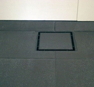 Padlószintről indított lefolyóárok épített zuhanyozókhoz Padlószintről indított lefolyóárok épített zuhanyozókhoz