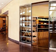 Akadálymentes áthaladást engedő íves tolóajtók Akadálymentes áthaladást engedő íves tolóajtók